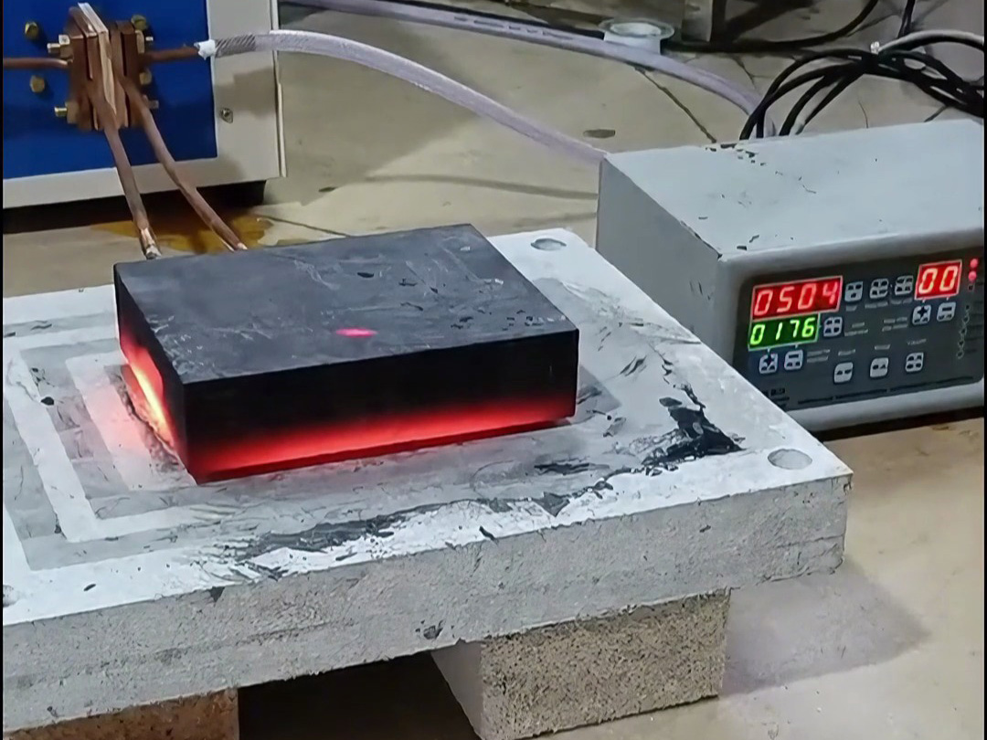 石墨模具加熱就使用高頻加熱機(jī)，導(dǎo)磁材料都可以高頻加熱