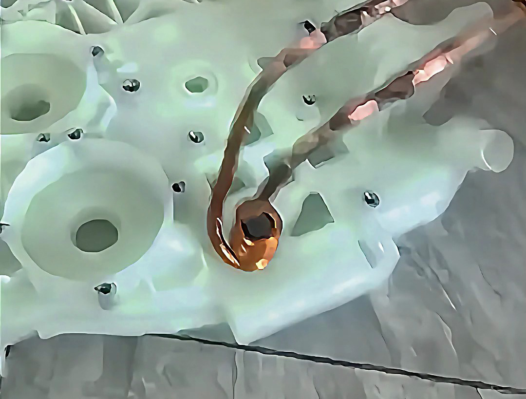傳統(tǒng)熱裝工藝OUT，手持式高頻加熱機如何讓金屬與塑料模具不變形